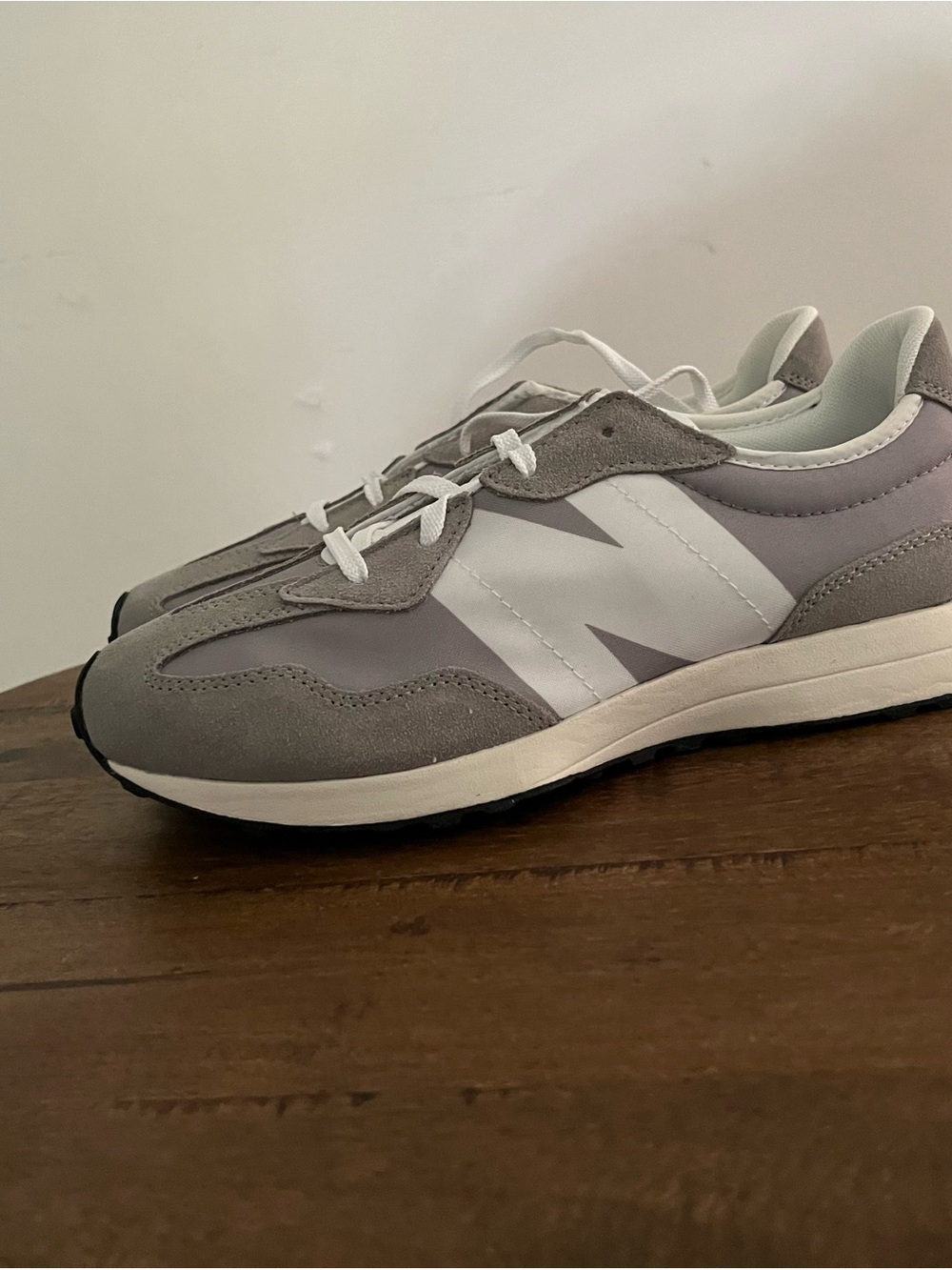 New Balance Kids(or Women’s) 327 Light Grey and White Retro Runner NEW - Picture 4 of 5